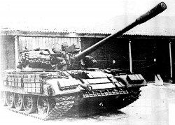 Т-55А № Д07ГТ3371П выпущенный Омским машиностроительным заводом в июле 1976 г. Оборудован КДЗ «Контакт» в 1982 г. для государственных испытаний