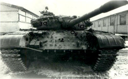 Общий вид танка Т-72А после 4-х опытов (ПТУРС 9М112М, два попадания снарядом 3БК14М и подрыв БЧ 9Н132)