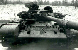 Вид на лобовую проекцию танка Т-64Б № К07ЕТ18039 (выпущен харьковским Заводом им. Малышева в июле 1982 г.) после попадания 125-мм КС 3БК14М и подрыва БЧ 9Н132