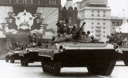 БМП-2 позднего выпуска с противоатомным надбоем и креплением для трала КМТ-10 на параде 9 мая 1985 г.